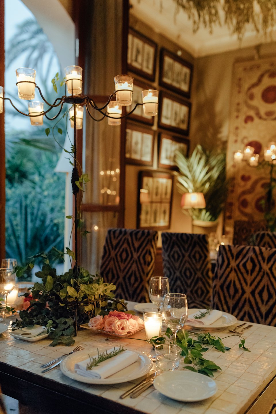 Eleganter Esstisch mit Blumen und Kerzen für einen besonderen Anlass gedeckt.